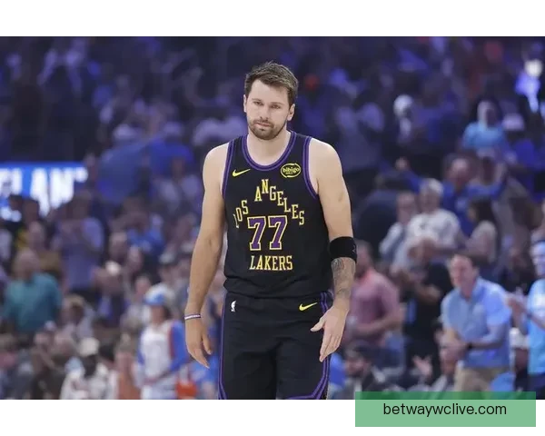 海斯：教练强调与艾顿一起守住禁区 东契奇复出需避免再吃技术犯规